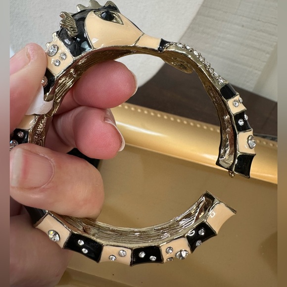 Seahorse clamper bracelet black and beige enamel - Picture 5 of 7